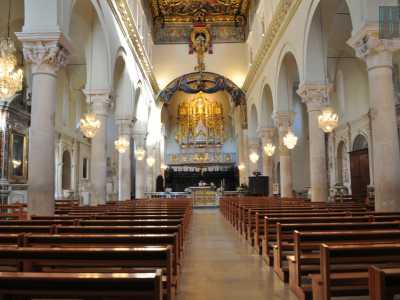 Non ci resta ora che entrare nella cattedrale: si tratta di una chiesa a tre navate, di cui quella centrale � sorretta da sette paia di archi a tutto sesto, poggiate su colonne con capitelli